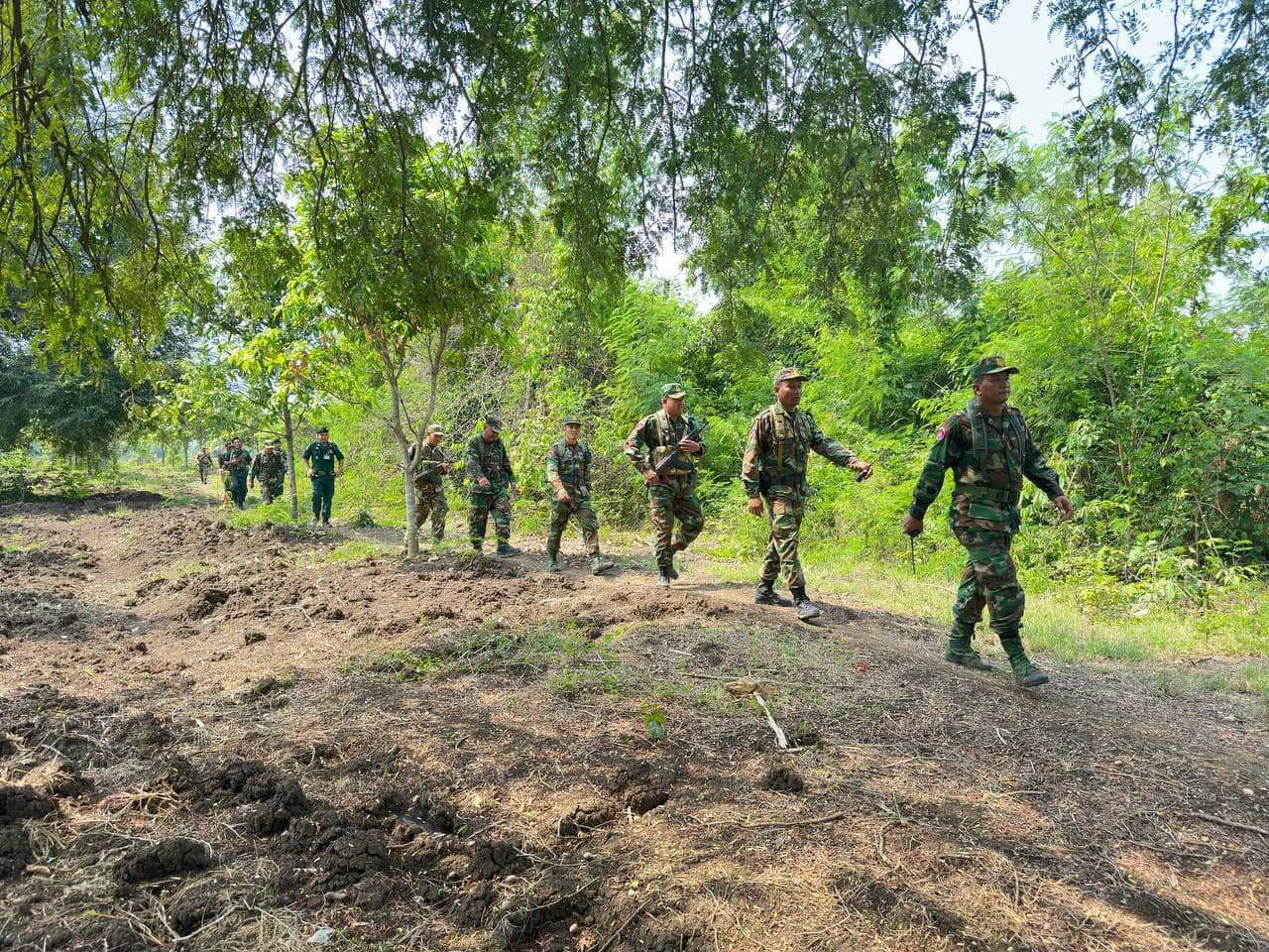 កម្លាំង ផ្នែកសឹករងម៉ាឡៃ តំបន់ប្រតិបត្តិការសឹករងបន្ទាយមានជ័យ ដើរល្បាតត្រួតពិនិត្យភូមិសាស្ត្រតាមខ្សែបន្ទាត់ព្រំដែន