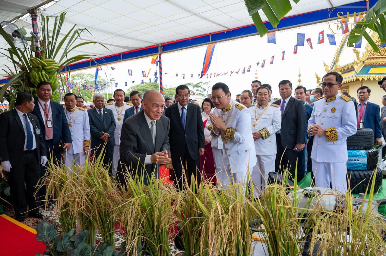 ព្រះមហាក្សត្រនៃកម្ពុជា យាងជាព្រះរាជាធិបតីដ៏ខ្ពង់ខ្ពស់បំផុត ក្នុងព្រះរាជពិធីច្រត់ព្រះនង្គ័ល នៅខេត្តកំពង់ស្ពឺ