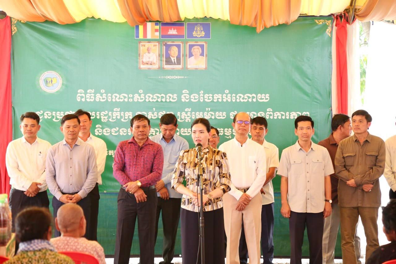 ពលរដ្ឋទីទ័លក្រ ចាស់ជរា ស្រ្តីមេម៉ាយ ជនមានពិការភាព និងជនរងគ្រោះដោយសារគ្រោះធម្មជាតិ ១៦០គ្រួសារ នៅឃុំស្ទឹងត្រង់ ស្រុកសាលាក្រៅ ទទួលអំណោយពីរដ្ឋាភិបាល