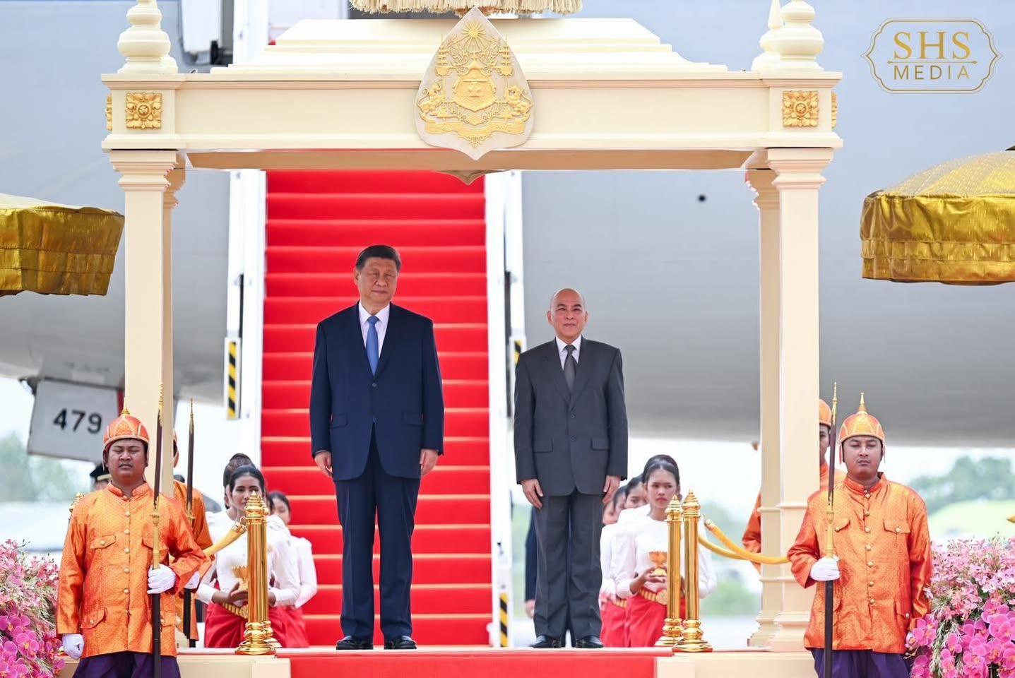 សម្ដេចតេជោ ហ៊ុន សែន អញ្ជើញដង្ហែព្រះមហាក្សត្រ យាងក្នុងការទទួលបដិសណ្ឋារកិច្ចស្វាគមន៍ការអញ្ជើញមកដល់របស់ឯកឧត្តម Xi Jinping ប្រធានាធិបតីនៃសាធារណរដ្ឋប្រជាពលរដ្ឋចិន