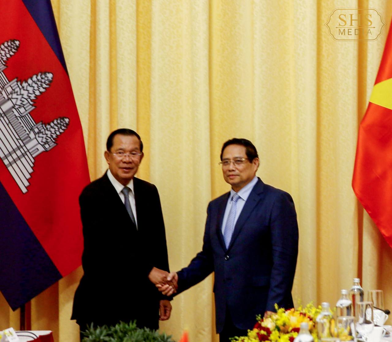 នាយករដ្ឋមន្ត្រីវៀតណាម អរគុណកម្ពុជារួមចំណែកជួយដល់ការបង្រួបបង្រួមវៀតណាកាលពី៥០ឆ្នាំមុន សម្តេចតេជោ ប្រាប់វៀតណាម ពីមុនកម្ពុជា-វៀតណាម ជួយគ្នាដោយកម្លាំងទ័ព ឥឡូវត្រូវជួយគ្នាដោយការធ្វើពាណិជ្ជកម្ម