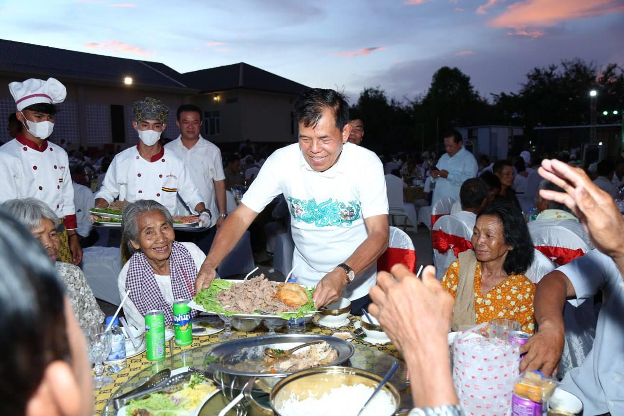 ឯកឧត្តមទេសរដ្ឋមន្ត្រី អ៉ី ឈាន និងលោកជំទាវបណ្ឌិត បាន ស្រីមុំ រៀបចំអាហារសាមគ្គីជូនជនពិការ និងចាស់ជរាគ្មានទីពឹងជាង១០០០នាក់ ក្នុងឱកាសបុណ្យចូលឆ្នាំថ្មីប្រពៃណីជាតិខ្មែរ