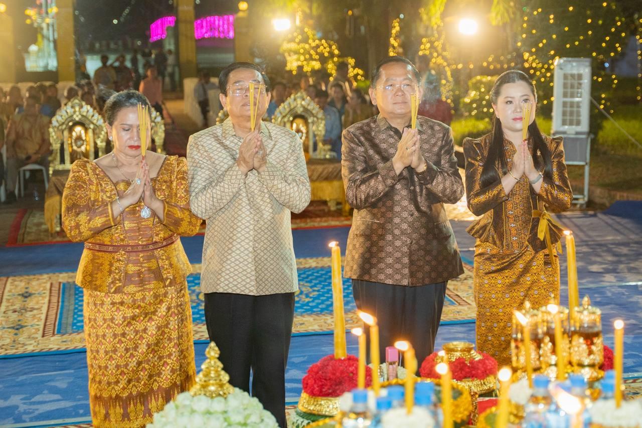 ថ្នាក់ដឹកនាំខេត្តបាត់ដំបង និងមន្រ្តីរាជការ នាំគ្នាអុចធូប ទៀន ទទួលទេវតាឆ្នាំថ្មីក្នុងព្រឹត្តិការណ៍ សង្ក្រាន្តបាត់ដំបង ២០២៥