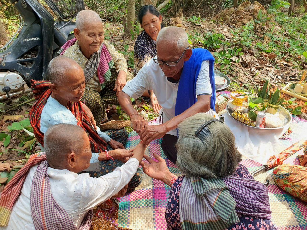 ប្រជាពលរដ្ឋនៅក្រុងរុនតាឯកតេជោសែនជ័យ រៀបចំពិធីឆាន់ឆ្លងចេត្រ និងសុំទឹកភ្លៀង តាមប្រពៃណី ទំនៀមទម្លាប់ដូនតា នៅប្រាសាទលាក់នាង