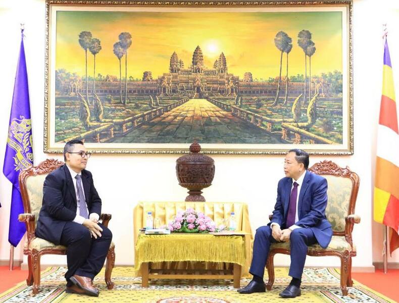 ឯកឧត្តម ចាយ បូរិន អនុញ្ញាតឲ្យ នាយកអង្គការទស្សនៈពិភពលោក អន្តរជាតិប្រចាំកម្ពុជា ចូលជួបសម្តែងការគួរសម និងពិភាក្សាការងារ