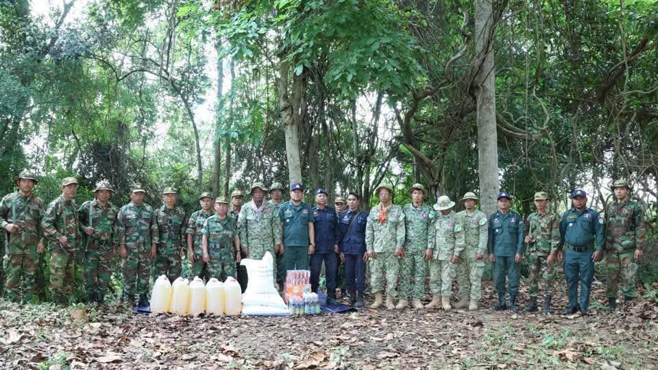 មេបញ្ជាការតំបន់ប្រតិបត្តិការសឹករងកំពង់ធំ ប្រគល់ភារកិច្ច ជូនកងកម្លាំងចម្រុះ និងឧបត្ថម្ភអំណោយសម្ដេចមហាបវរធិបតី ហ៊ុន ម៉ាណែត និងលោកជំទាវ ជូនទីបញ្ជាការស្រាលបង្ក្រាបបទល្មើសធនធានធម្មជាតិ នៅតំបន់អូសោម ស្រុកសណ្ដាន់ ខេត្តកំពង់ធំ