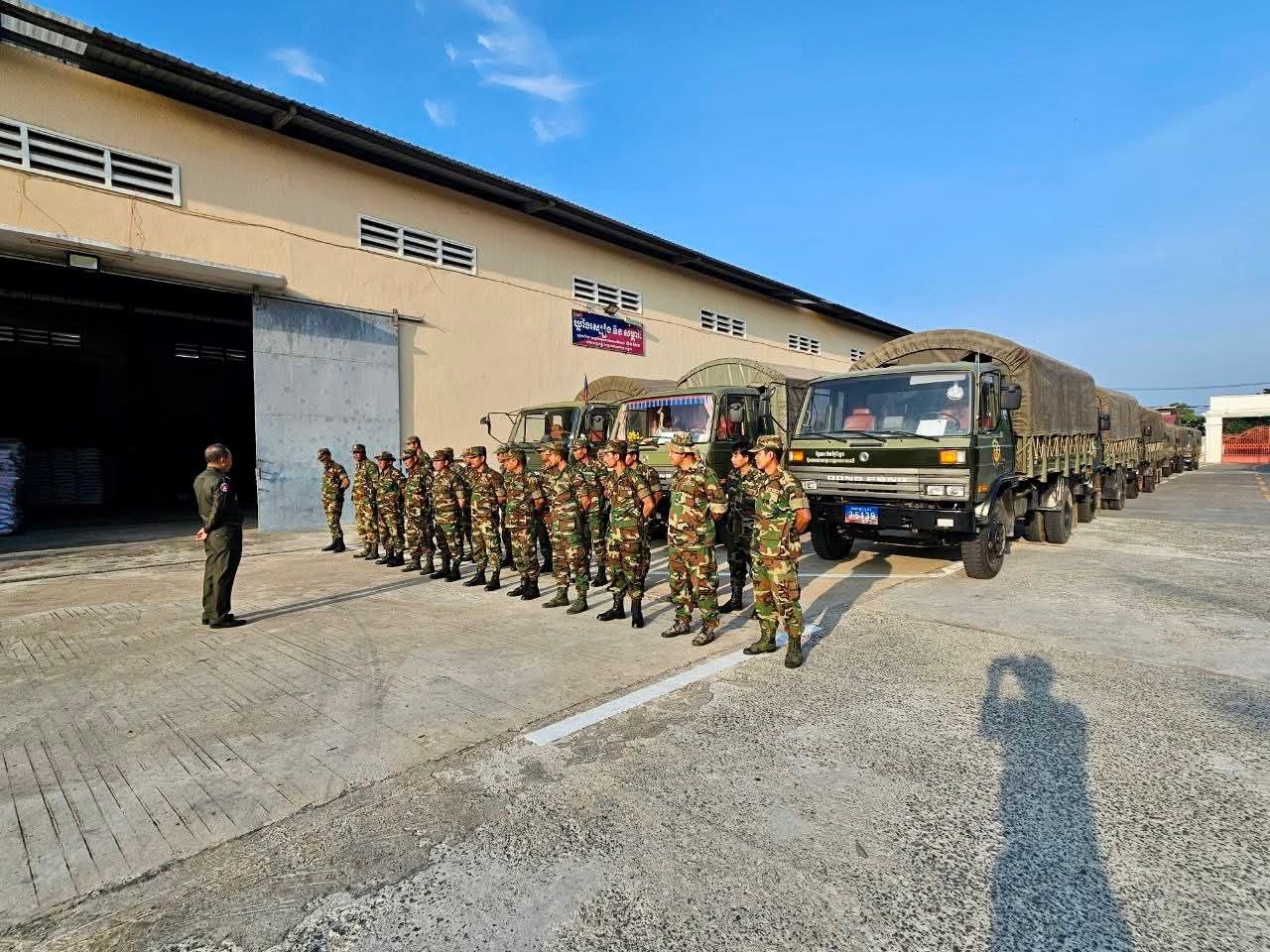 រថយន្ត​កងពល​តូច​ដឹក​ជញ្ជូន​លេខ​៩០​ កងទ័ព​ជើង​គោក​ ដឹក​អាវភ្លៀង​អំណោយ​របស់​សម្តេច​ អគ្គមហាសេនាបតី​តេជោ​ ហ៊ុន​ សែន​ នឹងសម្តេច​កិត្តិព្រឹទ្ធបណ្ឌិត​ ប៊ុនរ៉ានី​ ហ៊ុន​សែន​ ចែក​ជូន​កងទ័ព​