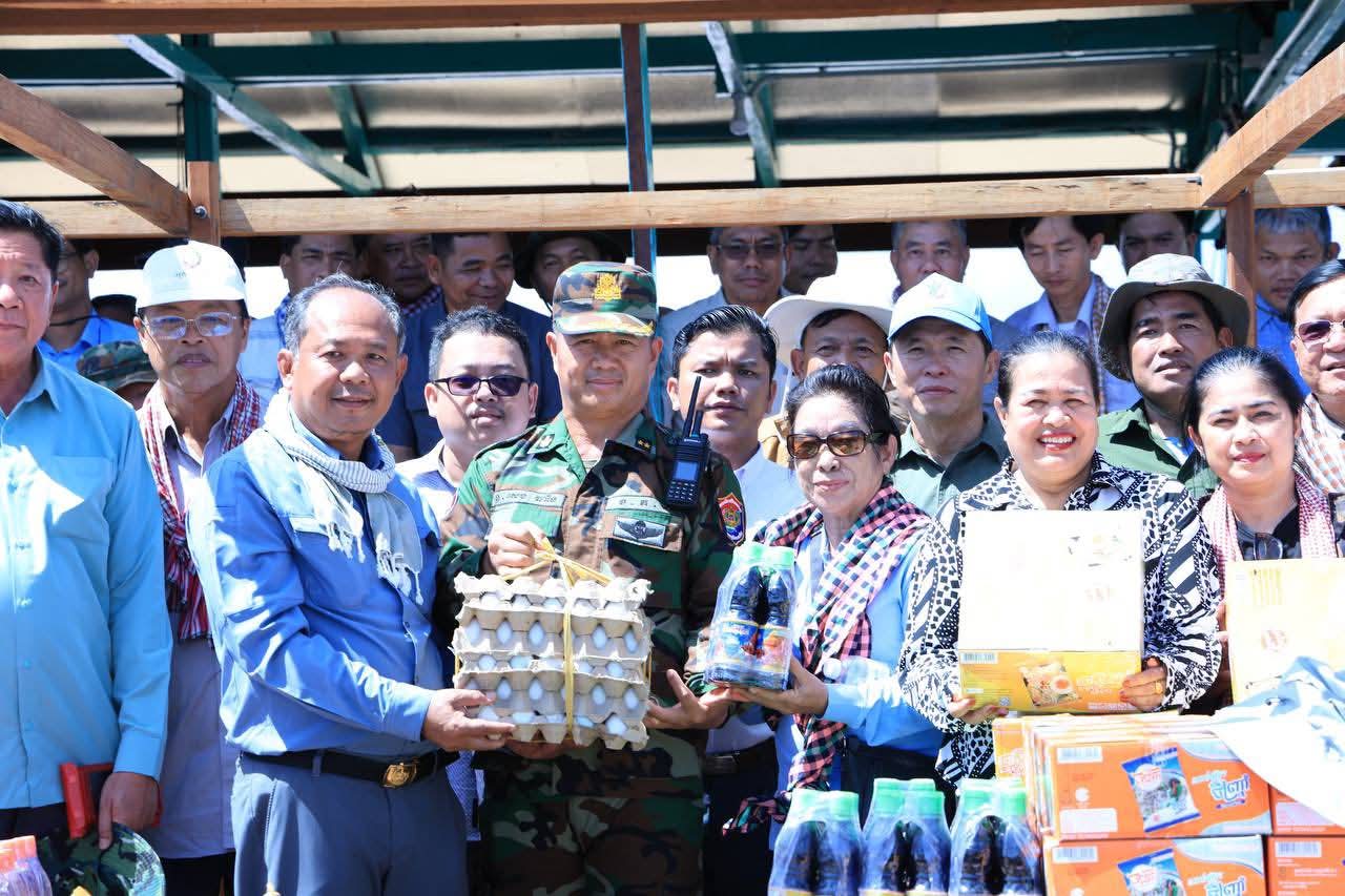 អភិបាលខេត្តបន្ទាយមានជ័យ សួរសុខទុក្ខកងកម្លាំង ដែលកំពុងឈរជើងទប់ស្កាត់ និងបង្ក្រាបបទល្មើសលើផ្ទៃបឹងទន្លេសាប