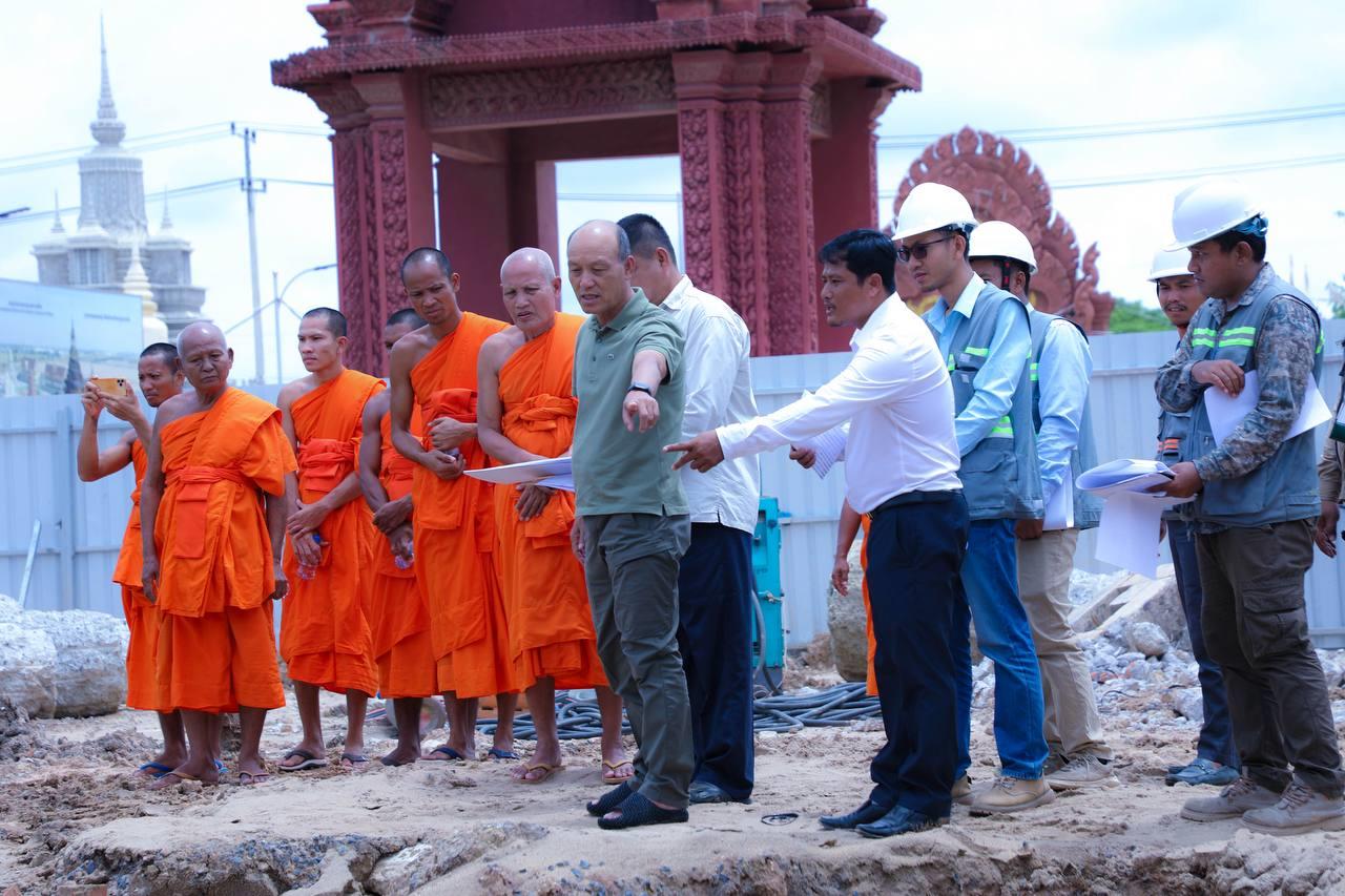 នាយឧត្តមសេនីយ៍ សៅ សុខា អញ្ជើញចុះត្រួតពិនិត្យការងារសាងសង់ព្រះមហាចេតិយ នៅវត្តច័ន្ទបុរីវង្ស