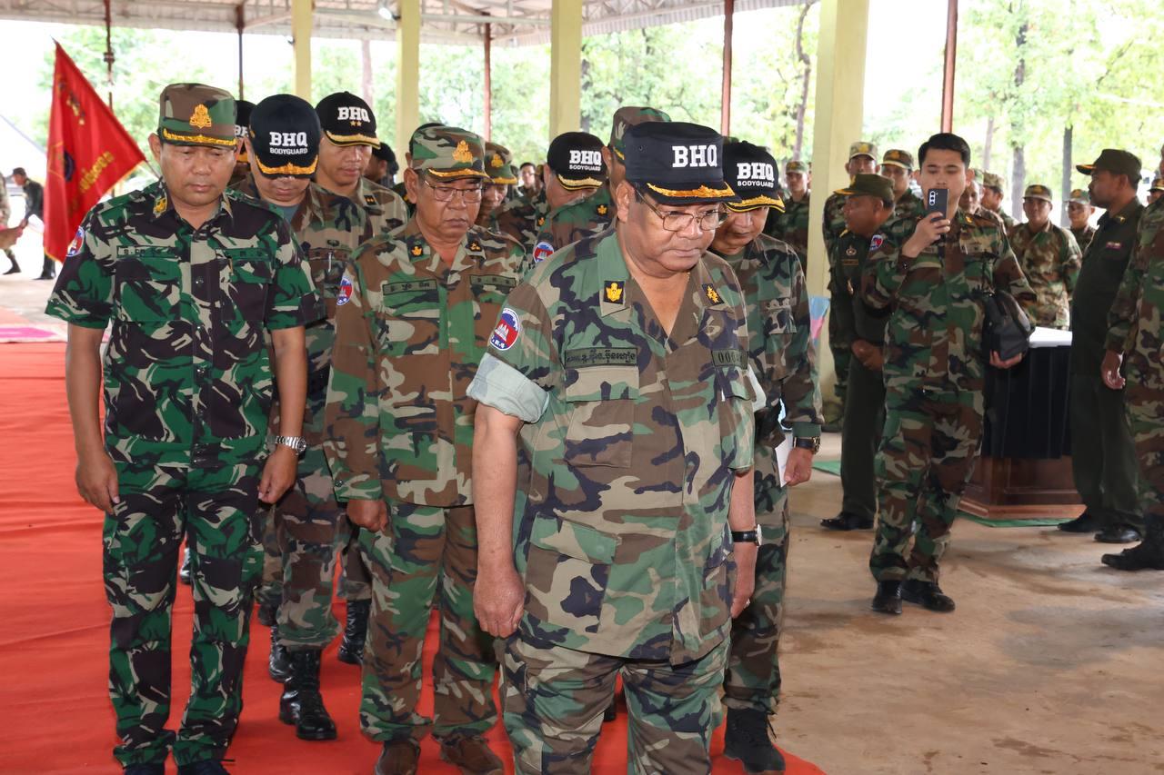 នាយឧត្តមសេនីយ៍កិត្តិសង្គហបណ្ឌិត ហ៊ីង ប៊ុនហៀង ដឹកនាំប្រតិភូគោរពវិញ្ញាណក្ខន្ធសពលោកព្រិន្ទបាលឯក សួន រ៉ាន ដែលពលីជីវិតនៅសមរភូមិមុំបី ខេត្តព្រះវិហារ