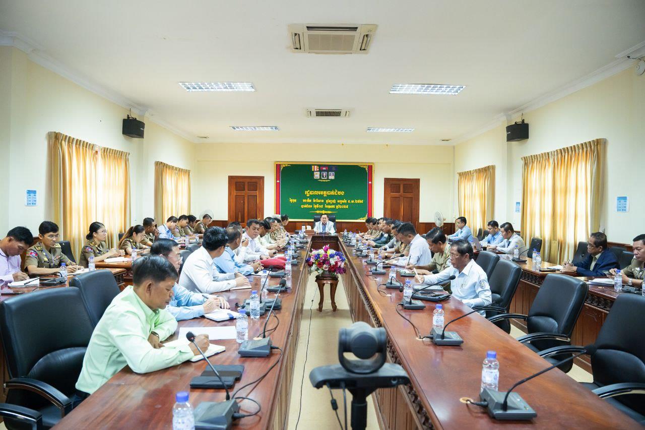 អភិបាលខេត្តបាត់ដំបង ដឹកនាំកិច្ចប្រជុំរៀបចំពង្រឹងសន្តិសុខ សណ្តាប់ធ្នាប់ និងរបៀបរៀបរយនៅតំបន់រមណីយដ្ឋានប្រវត្តិសាស្ត្រភ្នំសំពៅ
