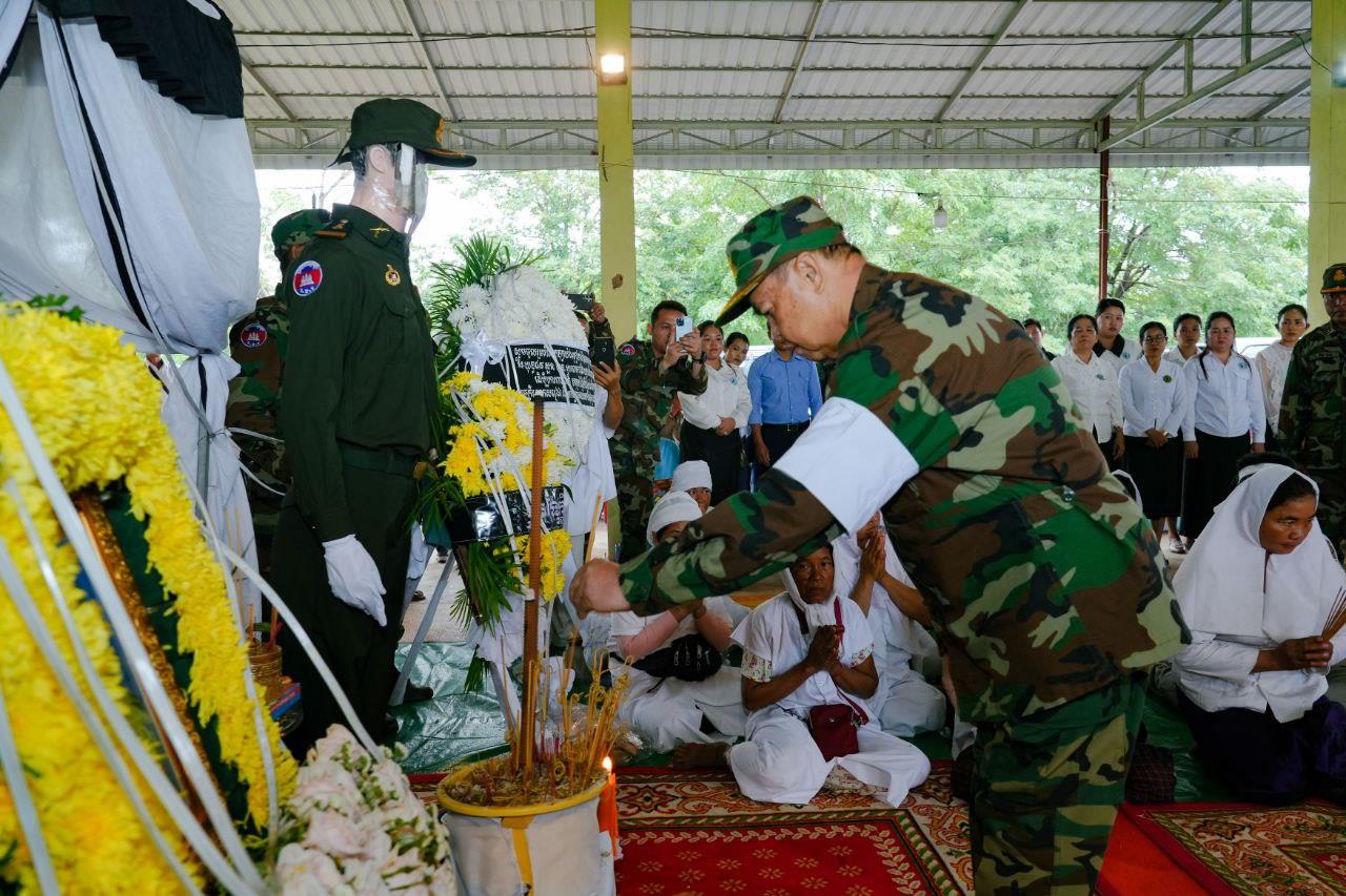 នាយឧត្តមសេនីយ៍ ម៉ៅ សុផាន់ ដឹកនាំប្រតិភូគោរពវិញ្ញាណក្ខន្ធសពលោកព្រិន្ទបាលឯក សួន រ៉ាន ដែលពលីជីវិតនៅសមរភូមិមុំបី ខេត្តព្រះវិហារ