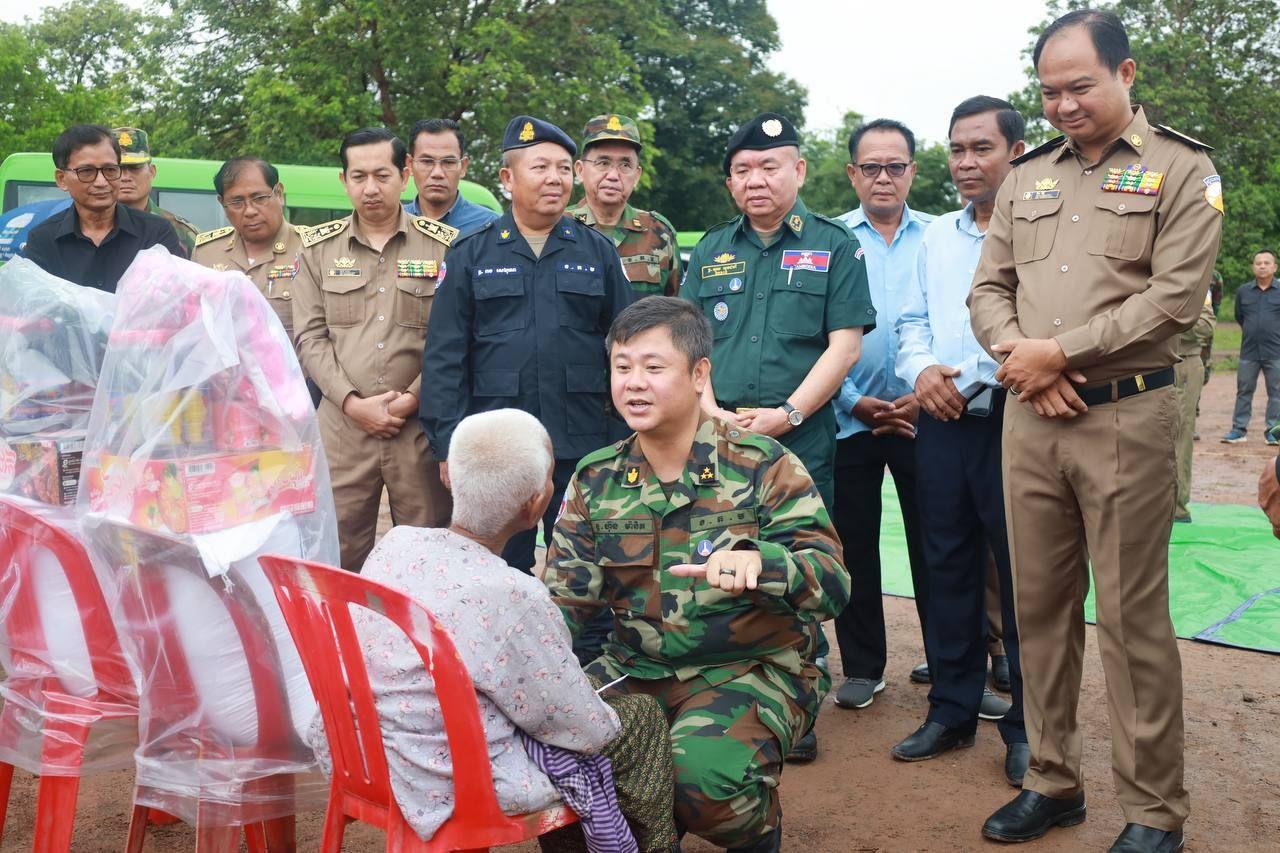 ឧត្តមសេនីយ៍ឯក ហ៊ុន ម៉ានិត តំណាងសម្ដេចបវរធិបតី ហ៊ុន ម៉ាណែត ចុះសួរសុខទុក្ខ និងនាំយកអំណោយមនុស្សធម៌ជូនពលរដ្ឋដែលជម្លៀសខ្លួនមកកាន់ទីសុវត្ថិភាព ក្នុងភូមិតាកឹង ឃុំថ្មី ស្រុកគូលែន ក្រោយប៉ះទង្គិចគ្នាជាមួយកងទ័ពថៃ