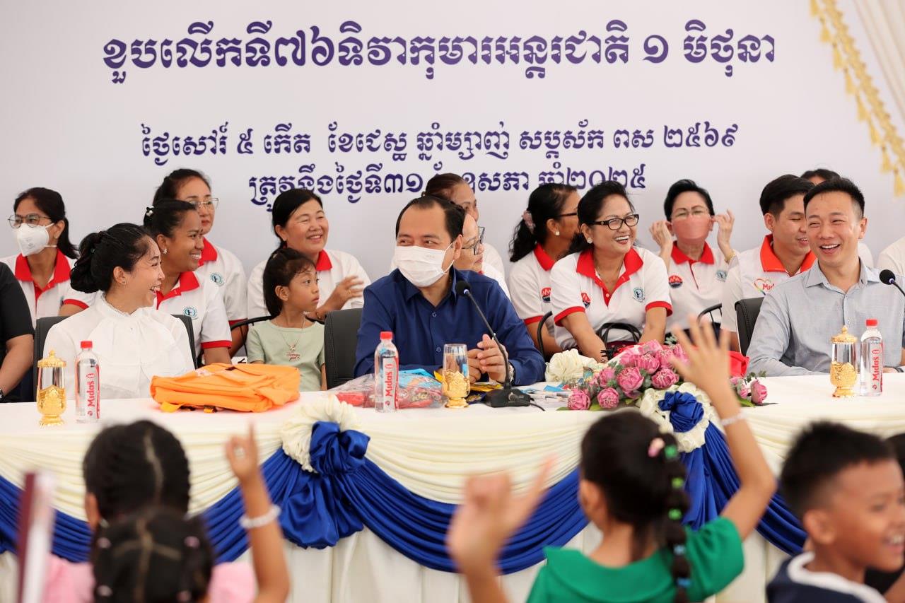 អបអរសាទរទិវាកុមារ អន្តរជាតិ ១មិថុនា! ឯកឧត្តមរដ្ឋមន្ត្រី នេត្រ ភក្ត្រា និងលោកជំទាវ អញ្ជើញចែកកាបូប និងសម្ភារសិក្សាដល់កូនៗរបស់មន្ត្រីនៃក្រសួងព័ត៌មានប្រមាណ៣០០នាក់