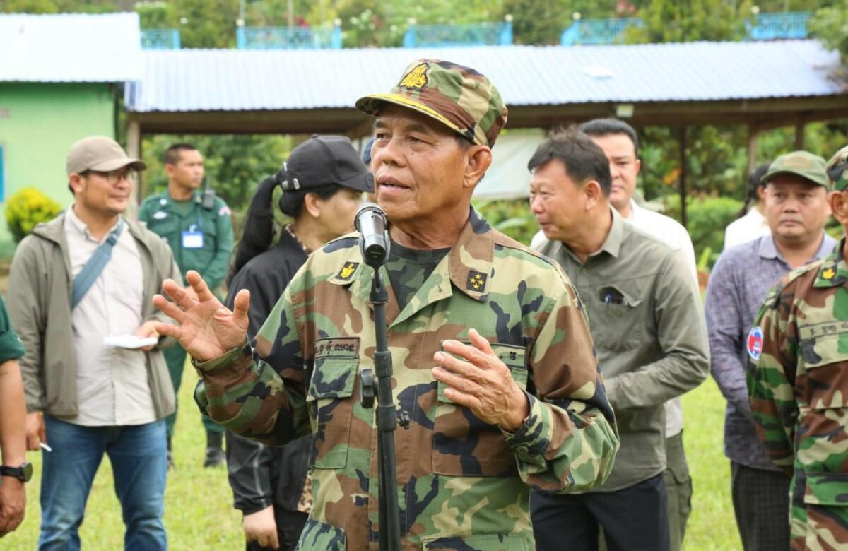 ឯកឧត្តមទេសរដ្ឋមន្ត្រី អ៉ី ឈាន និងលោកជំទាវ បាន ស្រីមុំ នាំយកអំណោយរបស់សម្តេចកិត្តិព្រឹត្តបណ្ឌិត ប្រគល់ជូនកងកម្លាំងនៅតាមខ្សែរព្រំដែន ក្នុងភូមិសាស្ត្រខេត្តប៉ៃលិន