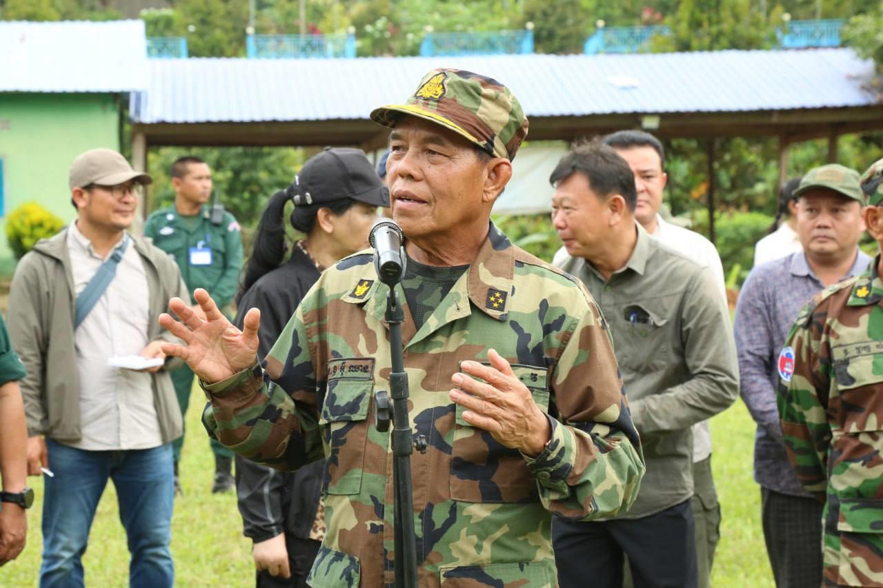 ឯកឧត្តមទេសរដ្ឋមន្ត្រី អ៉ី ឈាន និងលោកជំទាវ បាន ស្រីមុំ នាំយកអំណោយរបស់សម្តេចកិត្តិព្រឹត្តបណ្ឌិត ប្រគល់ជូនកងកម្លាំងនៅតាមខ្សែរព្រំដែន ក្នុងភូមិសាស្ត្រខេត្តប៉ៃលិន