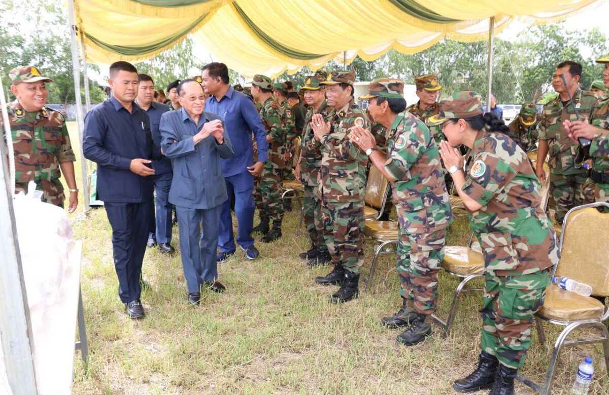 សម្ដេចឥស្សរវិទេសបញ្ញា ហោ ណាំហុង ចុះសួរសុខទុក្ខ នាយទាហាន​ ពលទាហាន​ និង​កងកម្លាំង​ប្រដាប់​អាវុធ​ ឈរ​ជើង​តាម​បណ្ដោយ​ព្រំដែនកម្ពុជា-ថៃ ក្នុងខេត្តឧត្តរមានជ័យ