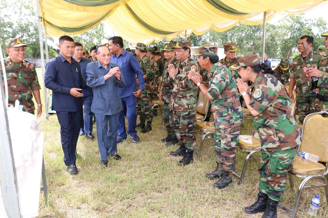 សម្ដេចឥស្សរវិទេសបញ្ញា ហោ ណាំហុង ចុះសួរសុខទុក្ខ នាយទាហាន ពលទាហាន និងកងកម្លាំងប្រដាប់អាវុធ ឈរជើងតាមបណ្ដោយព្រំដែនកម្ពុជា-ថៃ ក្នុងខេត្តឧត្តរមានជ័យ