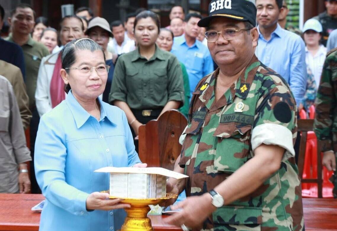 សម្តេចកិត្តិសង្គហបណ្ឌិត ម៉ែន សំអន អញ្ជើញចុះសួរសុខទុក្ខ និងនាំយកអំណោយជាស្បៀងអាហារ ទៅផ្ដល់ជូនកងកម្លាំងប្រដាប់អាវុធឈរជើងជួរមុខទិសព្រះវិហារ