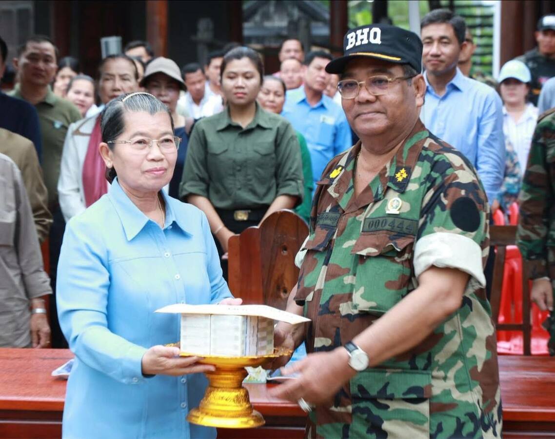 សម្តេចកិត្តិសង្គហបណ្ឌិត ម៉ែន សំអន អញ្ជើញចុះសួរសុខទុក្ខ និងនាំយកអំណោយជាស្បៀងអាហារ ទៅផ្ដល់ជូនកងកម្លាំងប្រដាប់អាវុធឈរជើងជួរមុខទិសព្រះវិហារ